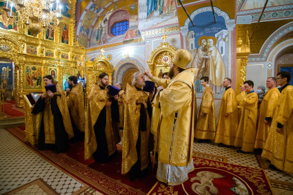 Митрополит Игнатий совершил всенощное бдение в Свято-Троицком кафедральном соборе г. Саратова