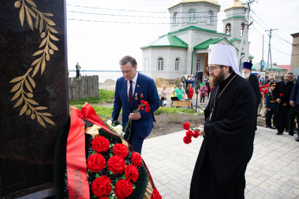 Митрополит Игнатий совершил чин освящения памятника в селе Рыбное Вольского района