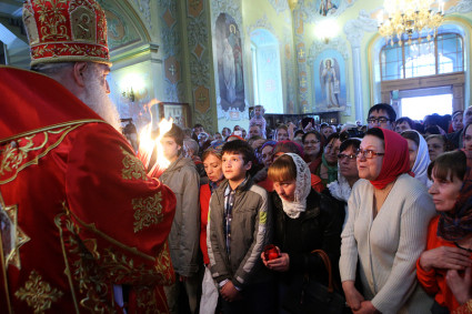 Благодатный огонь доставили на Пасхальную вечерню, которую возглавил Митрополит Лонгин