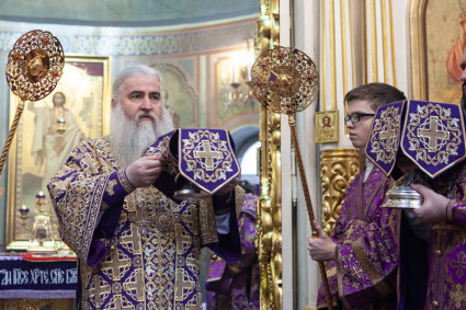 Митрополит Лонгин совершил Божественную литургию во Всехсвятском храме Саратова