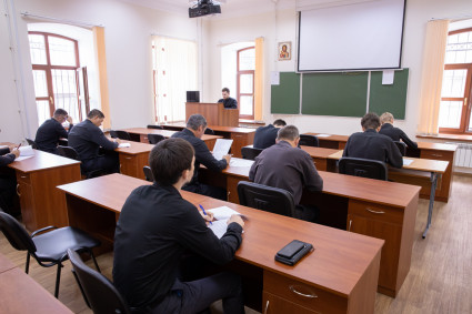 Абитуриенты СПДС сдали экзамен по Закону Божию и прошли собеседование с ректором