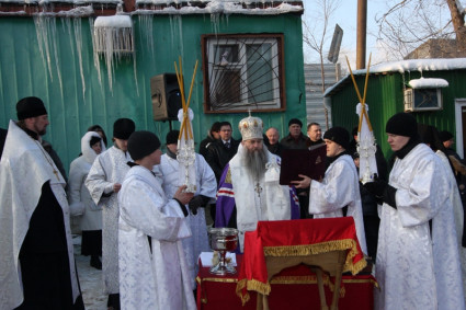 Освящение и поднятие колокола на колокольню Петропавловского храма Саратова