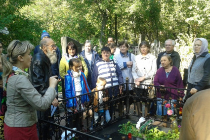 Для общины глухих и слабослышащих организована экскурсия на Воскресенском кладбище