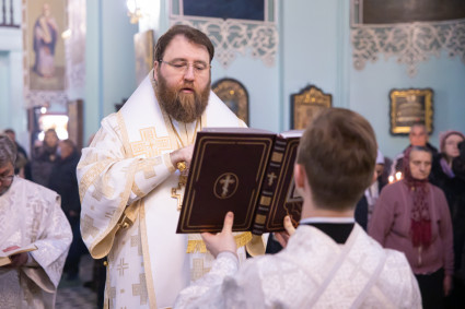 Митрополит Игнатий совершил Божественную литургию в Свято-Духовском соборе г. Саратова