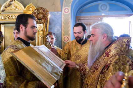 Божественная литургия в Свято-Троицком кафедральном соборе г. Саратова