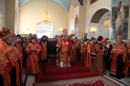 Пасхальная вечерня в Покровском храме Саратова