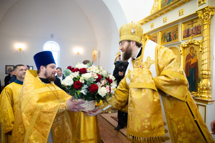 Митрополит Игнатий совершил Божественную литургию в храме святых Царственных страстотерпцев п. Дубки