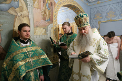 Крещальная литургия в Свято-Троицком кафедральном соборе г. Саратова