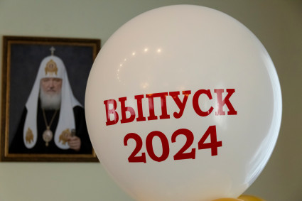 Митрополит Игнатий вручил аттестаты выпускникам Покровской гимназии