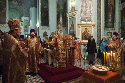 Божественная литургия и панихида храме в честь Сошествия Святого Духа г.Саратова