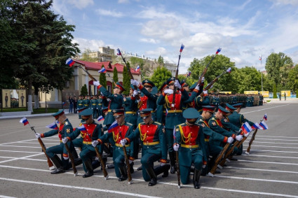 Руководитель епархиального отдела благословил выпускников института войск Национальной гвардии