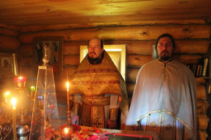 Божественная литургия в храме в честь иконы Божией Матери «Достойно есть» д. Великово Нейского района