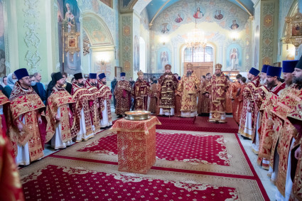 Божественная литургия в Покровском соборе Саратова