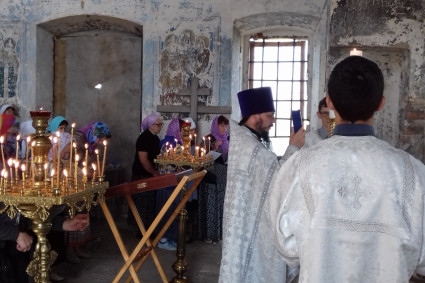В старинном полуразрушенном храме села Новоспасское прошло богослужение