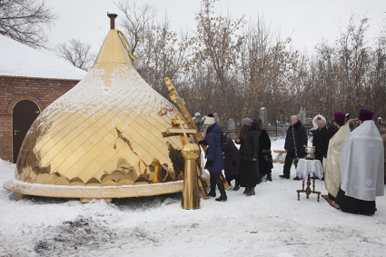Освящены кресты и купола храма Воскресения Христова на Воскресенском кладбище в г. Саратове