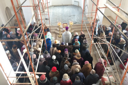 Более 200 человек — будущих прихожан строящегося храма — собрались вместе встретить праздник Крещения