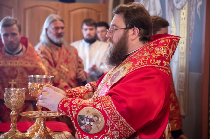 Митрополит Игнатий совершил Божественную литургию в Свято-Троицком кафедральном соборе г. Саратова