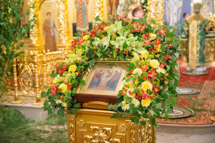 Всенощное бдение в канун праздника Троицы в Свято-Троицком кафедральном соборе Саратова