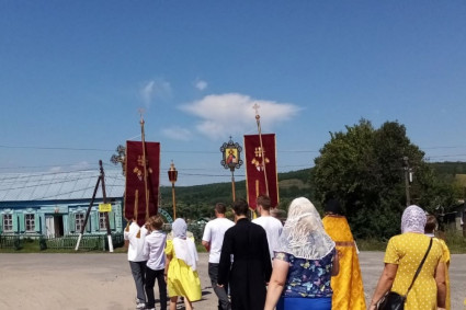По Ягодной Поляне прошел крестный ход