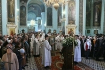 Божественная литургия в Духосошественском кафедральном соборе Саратова