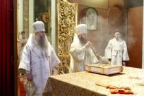 Божественная литургия в Духосошественском кафедральном соборе Саратова