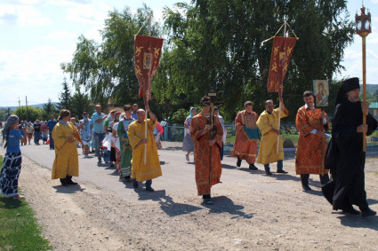 В селе Колояр прошел крестный ход