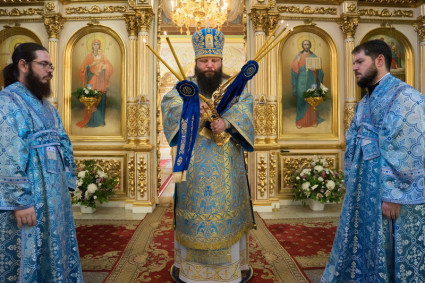 Епископ Манхэттенский Николай совершил Божественную литургию в Покровском храме Саратова