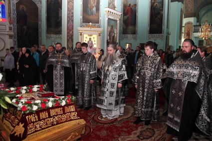 Вечерня Великой Пятницы в Духосошественском кафедральном соборе Саратова