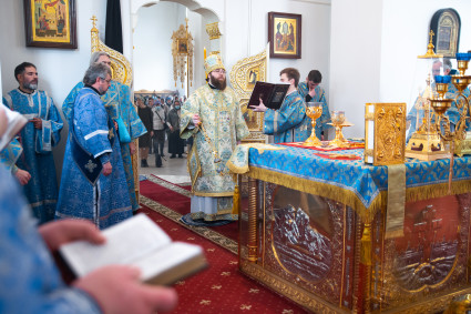 Митрополит Игнатий совершил Божественную литургию в храме в честь Рождества Христова г. Саратова