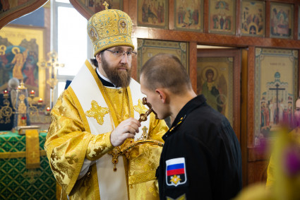 Митрополит Игнатий совершил Божественную литургию в Крестовоздвиженском храме на территории Вольского военного института материального обеспечения