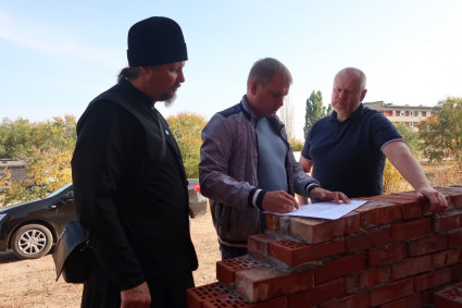 Продолжается строительство храма священномученика Германа Вольского