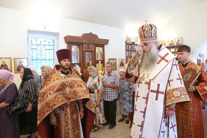 Божественная литургия в храме во имя священномученика Космы Саратовского