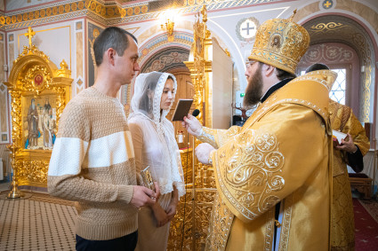 Митрополит Игнатий совершил венчание в Свято-Троицком кафедральном соборе Саратова