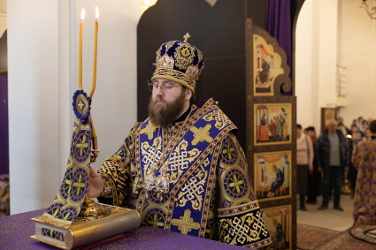 Митрополит Игнатий совершил Божественную литургию в Петропавловском храме г. Саратова