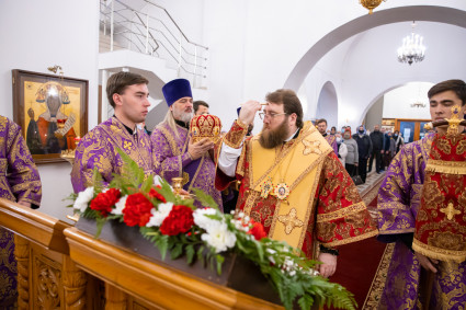 Митрополит Игнатий совершил всенощное бдение в Петропавловском храме г. Саратова