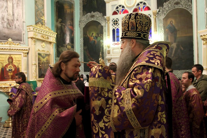 Всенощное бдение в Духосошественском кафедральном соборе Саратова