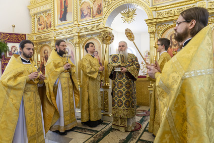 Божественная литургия в храме в честь святителя Иоанна Златоуста в п. Зональный г. Саратова
