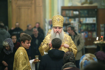 Всенощное бдение в храме в честь Покрова Пресвятой Богородицы г. Саратова
