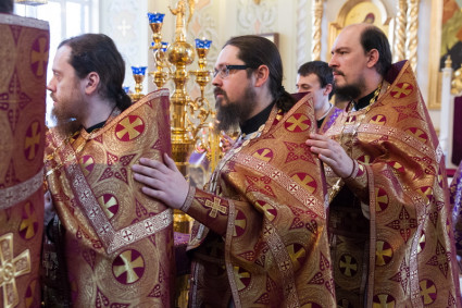 Божественная литургия с Чином умовения ног в Покровском храме Саратова