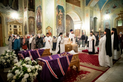 В Покровском соборе, где пребывают саратовские святители, прошло заупокойное богослужение
