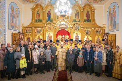Митрополит Игнатий совершил Великое освящение храма святителя и Чудотворца Николая села Долгий Буерак Гагаринского района г. Саратова и Божественную литургию в новоосвященном храме