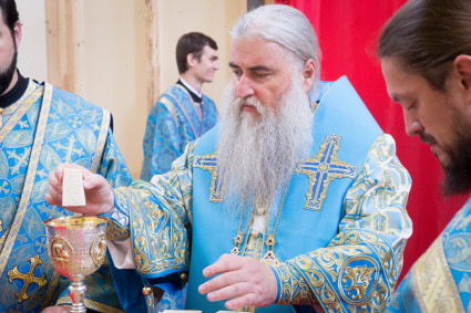 Митрополит Лонгин совершил Божественную литургию в храме святой равноапостольной Марии Магдалины г. Саратова