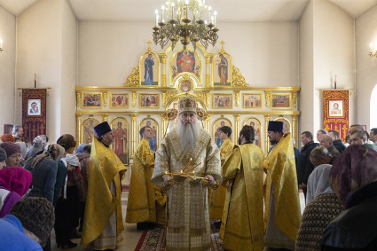 Божественная литургия в храме Трех святителей г. Саратова