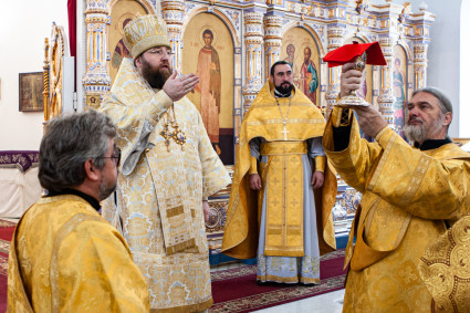 Божественная литургия в храме во имя святых первоверховных апостолов Петра и Павла г. Аткарска