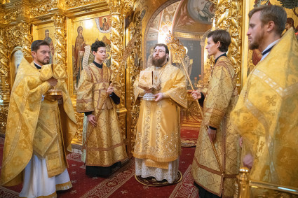 Митрополит Игнатий совершил Божественную литургию в Свято-Троицком кафедральном соборе Саратова