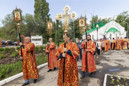 Божественная литургия в храме Всех святых, в земле российской просиявших, г. Саратова