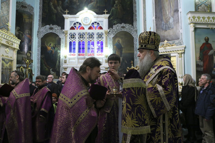 Всенощное бдение в Духосошественском кафедральном соборе Саратова