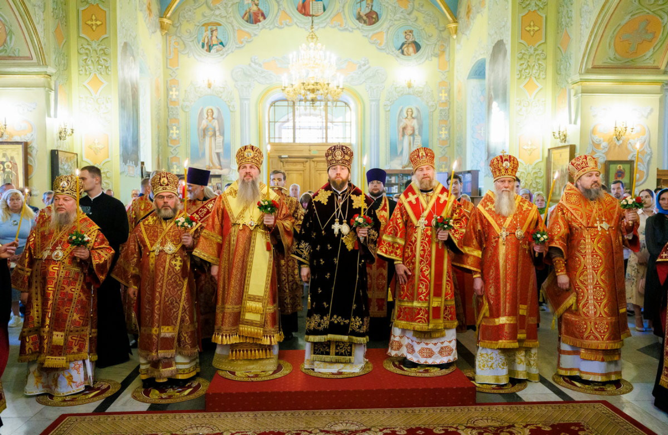 В канун Собора Саратовских святых в Покровском соборе г. Саратова совершено соборное архиерейское богослужение