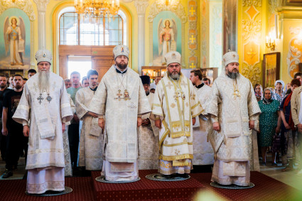 Архиереи Саратовской митрополии совершили Божественную литургию в Покровском соборе г. Саратова