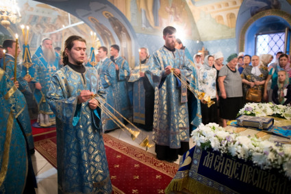 Канун праздника Успения Пресвятой Богородицы в Свято-Троицком кафедральном соборе Саратова
